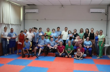 Atendidos da Apae de Aratiba recebem presente de Páscoa da Administração Municipal