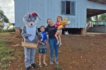 A Secretaria Municipal da Saúde, por meio do Programa Primeira Infância (PIM), realizou a entrega de ovos de Páscoa para as famílias assistidas pelo programa.