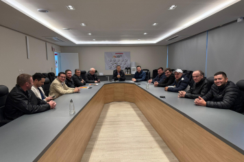 SECRETÁRIO DA AGRICULTURA DE ARATIBA ESTEVE EM REUNIÃO COM AVICULTORES NA SEDE DA AURORA EM CHAPECÓ