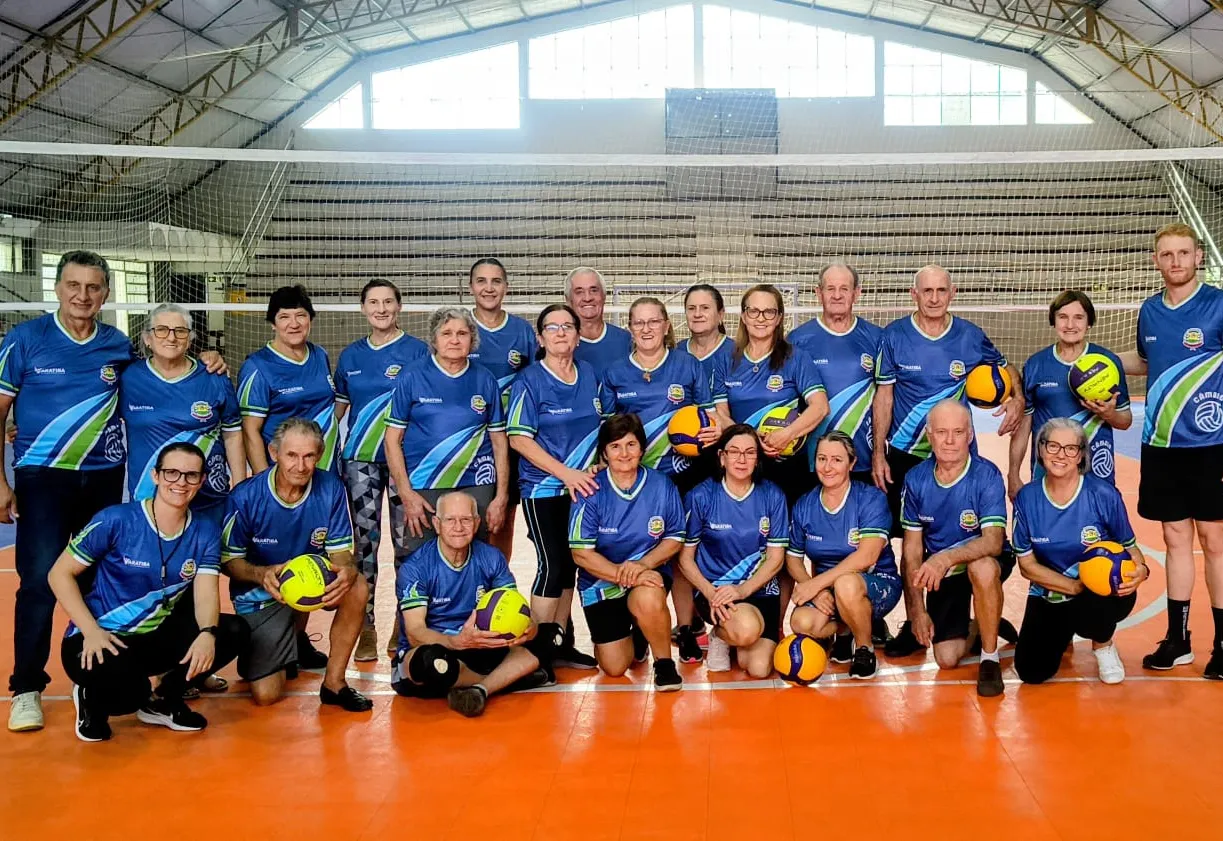 Prefeito entrega novas camisetas às equipes de câmbio de Aratiba