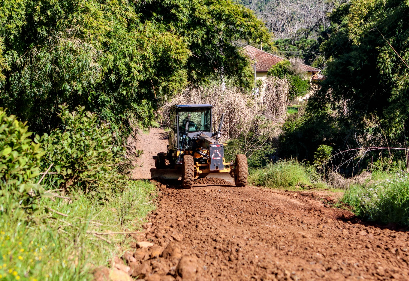 Prefeitura realiza obra de melhoria em estrada que liga comunidade de Sede Dourado
