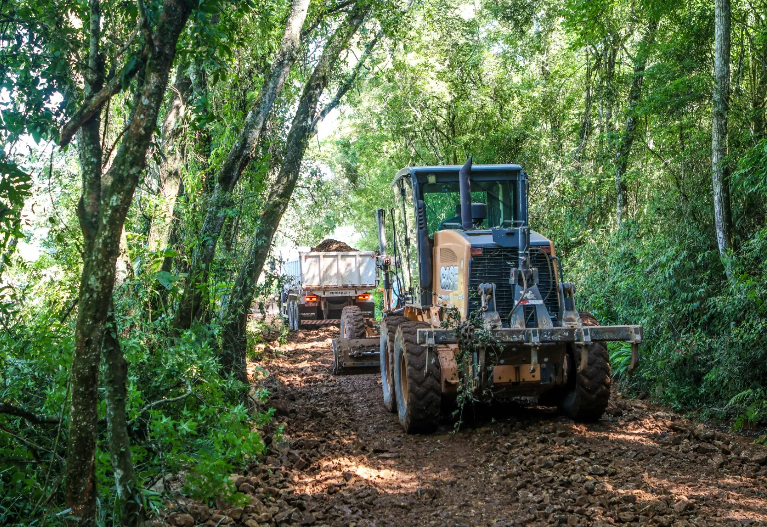 Prefeitura de Aratiba realiza melhorias na estrada entre Encruzilhada da Várzea e Sede Dourado 