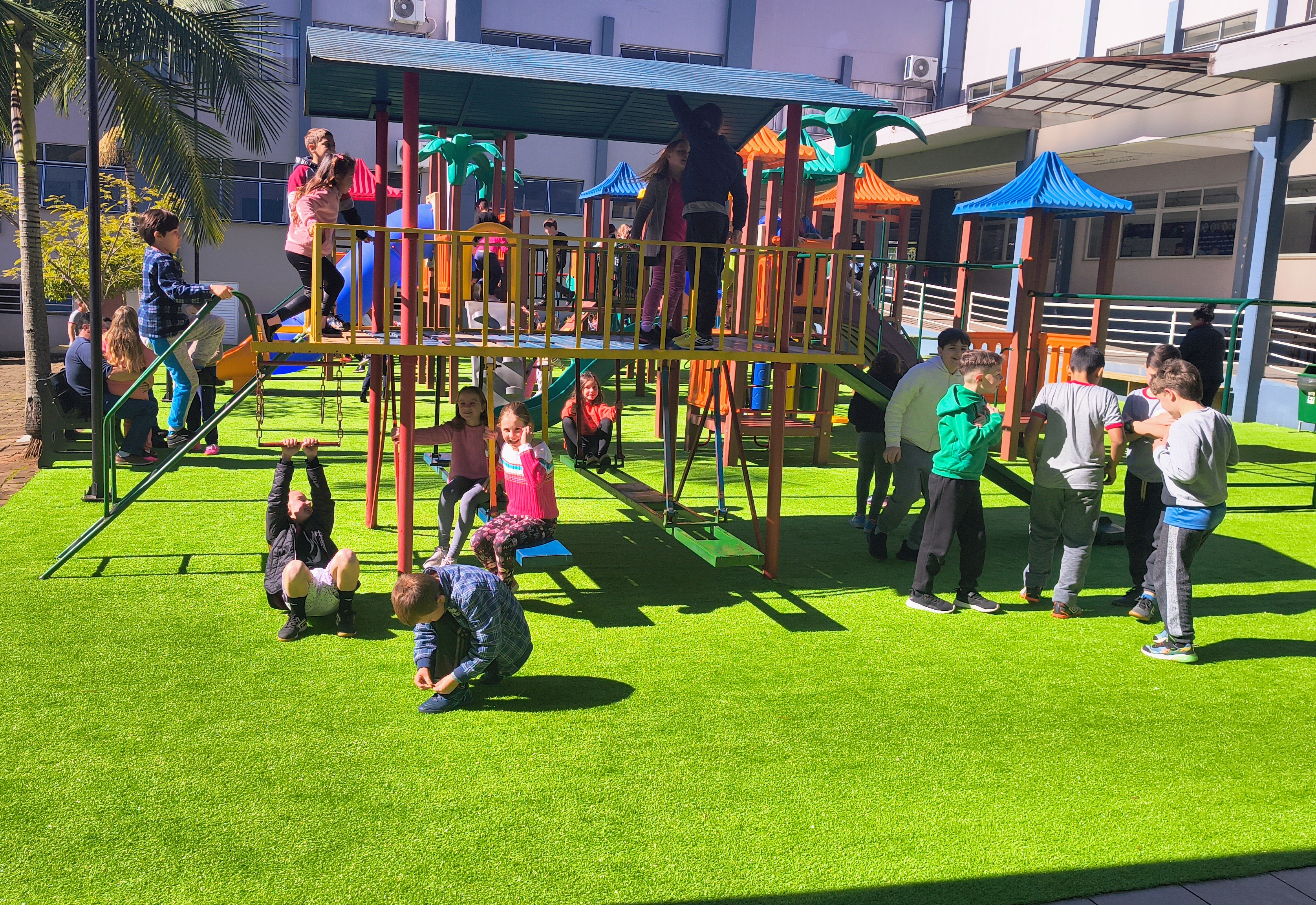 Parque Infantil da escola Municipal Aratiba passa a contar com grama sintética