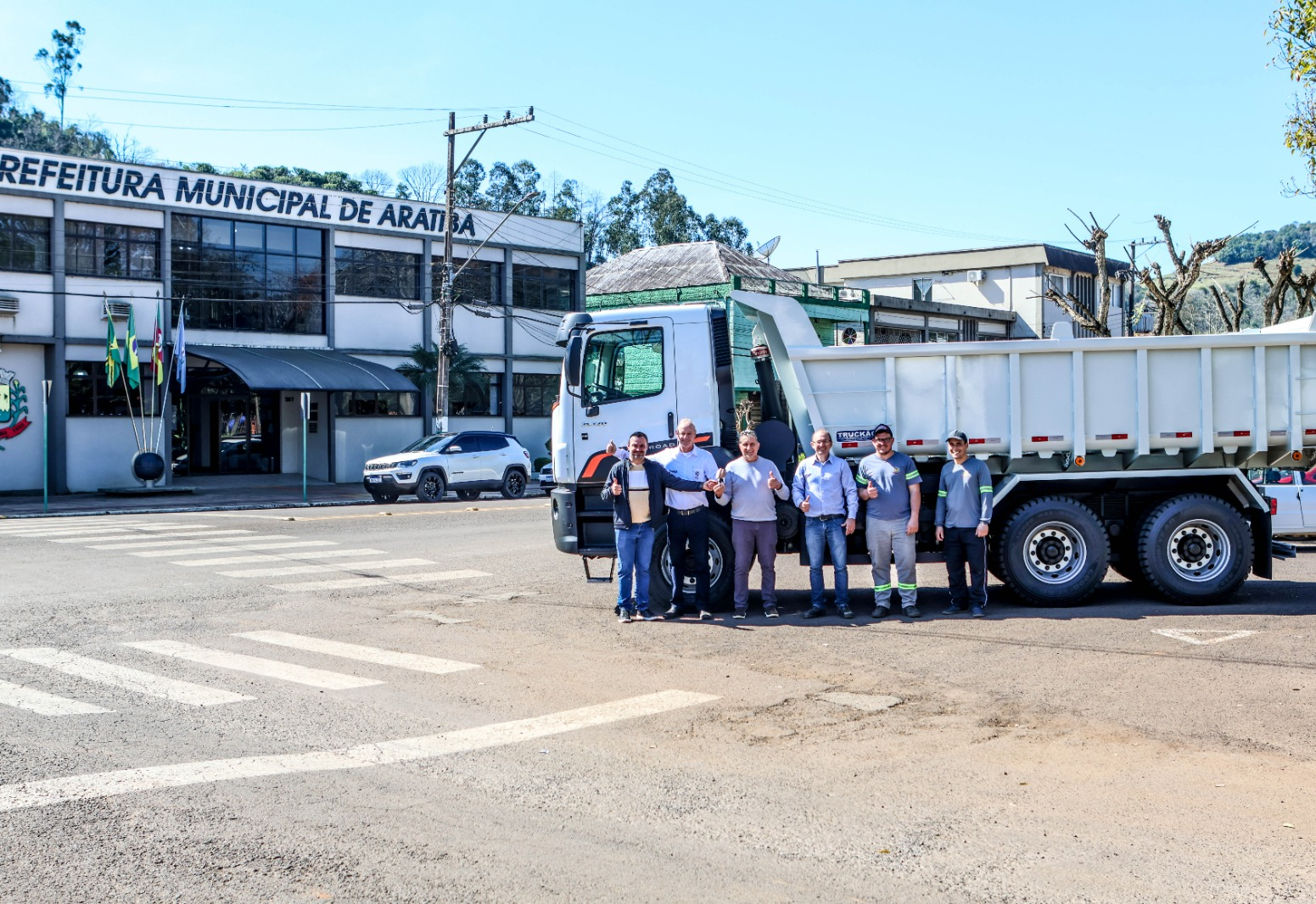 Prefeitura de Aratiba adquire novo caminhão caçamba