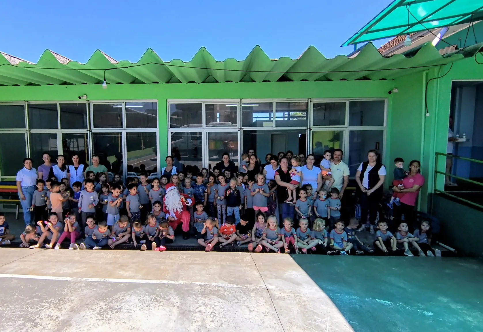 Alunos da Escola Pingo de Gente recebem presentes da Administração Municipal